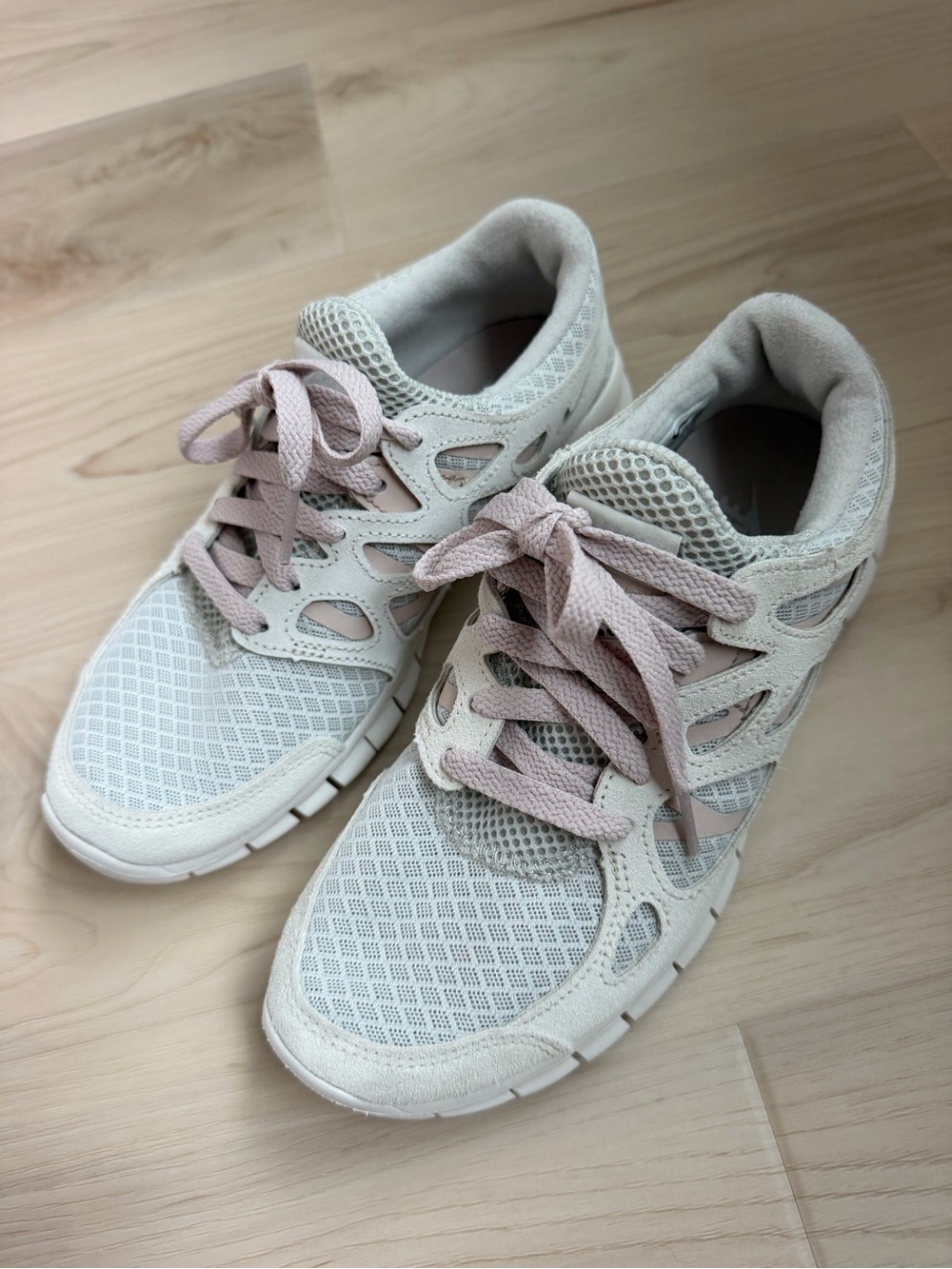 Nike sneakers for women size 7. Grey/ beige